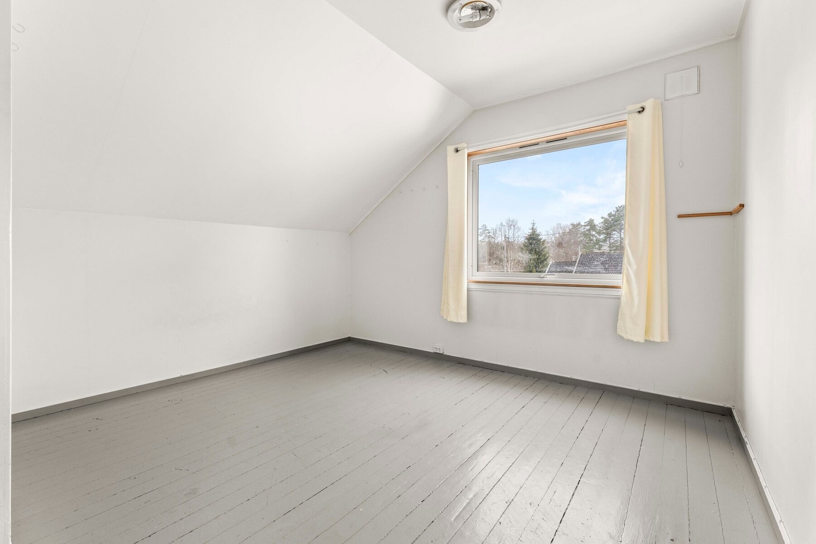 Lyst og pent soverom med flott utsikt Galleribilde