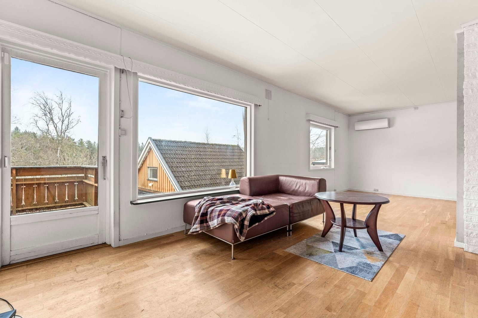 Her har man god plass til en større tv-stue og en spiseplass Galleribilde