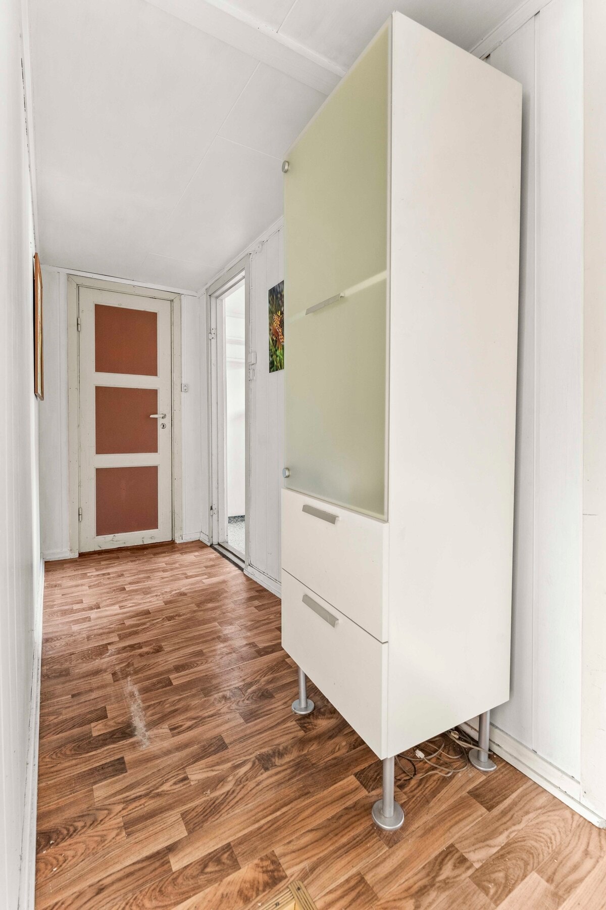 Hall med skapinnredning og tilgang til teknisk rom og bod Galleribilde