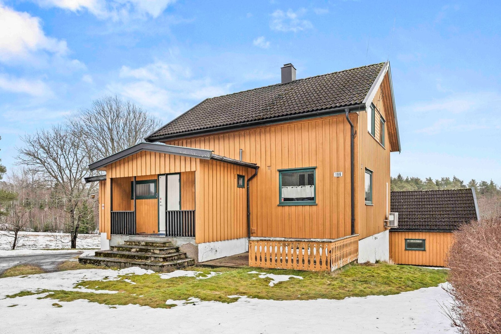 Koselig inngangsparti i front av boligen Galleribilde