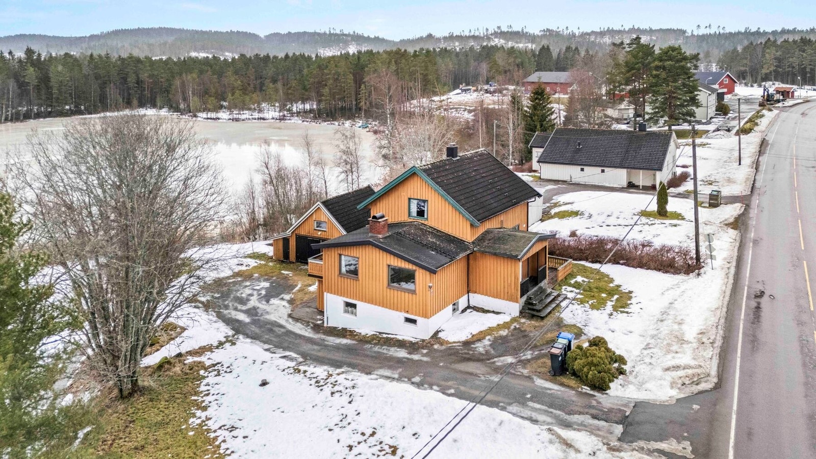 Større tomt med store plenarealer Galleribilde