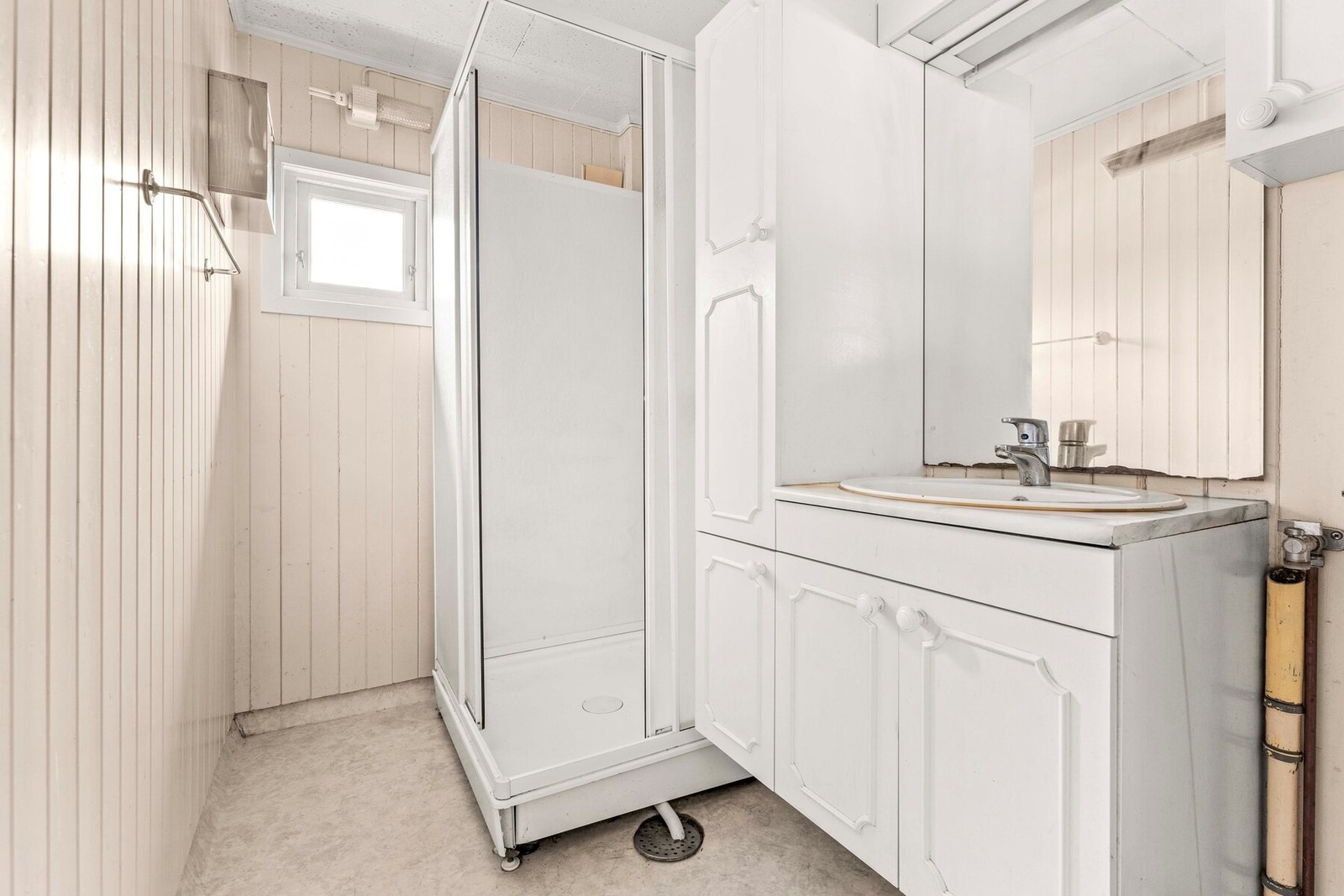 Enkelt baderom med dusjkabinett Galleribilde