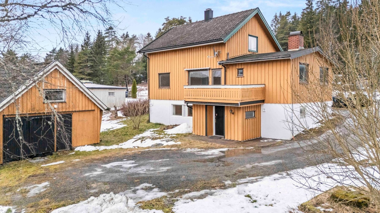 Romslig gårdsplass med flere biloppstillingsplasser Galleribilde