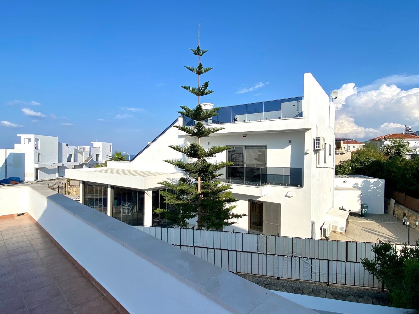 Nabohuset har bygget ny takterrasse og modernisert, noe som lett kan gjøres i villa 7 også. Galleribilde