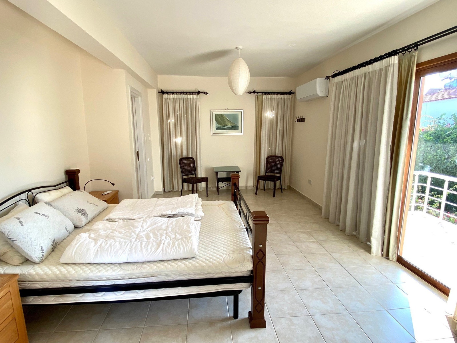 Master bedroom oppe er luftig og stort og alle soverom har god garderobeplass Galleribilde