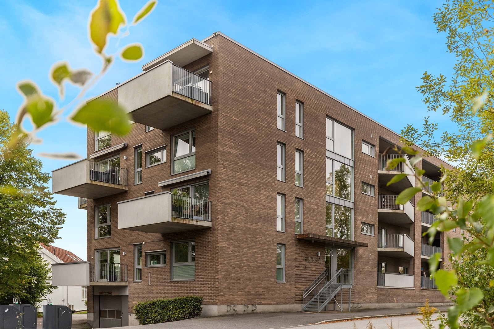 Leiligheten ligger like ved Fredrikstad jernbanestasjon og det tar kun ti min å gå til sentrum. Nærhet til Glomma og Gamlebyen samt alle servicetilbud i sentrumsområdene Galleribilde