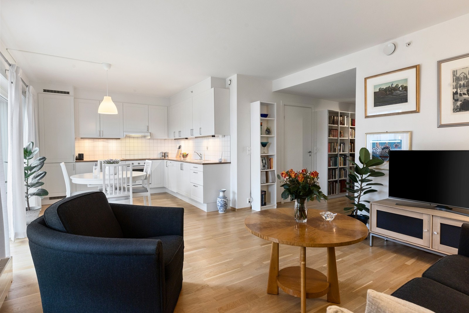 Lys og hyggelig leilighet i andre etasje med entré, gang, to soverom, bad, stue, kjøkken og bod Galleribilde