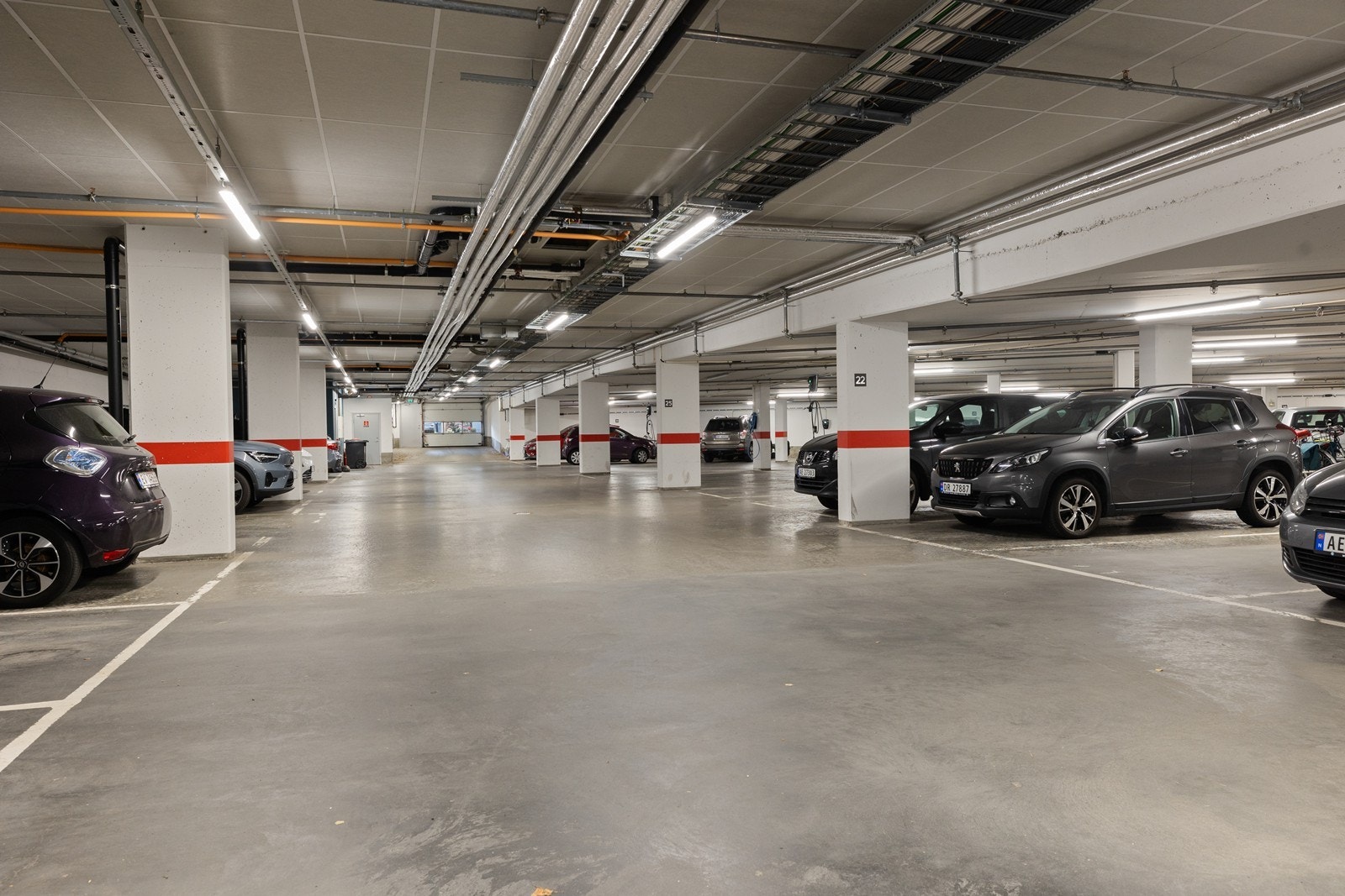 P-plass i felles garasjekjeller (+ en HC-plass). Eier opplyser at det er montert en el-billader Galleribilde