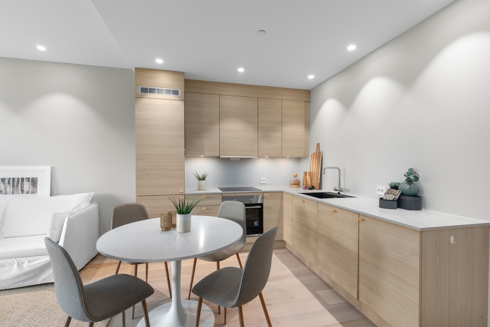 Kjøkkenet er fra kvalitetsleverandøren Strai og har blant annet integrerte hvitevarer og underlimt vask Galleribilde