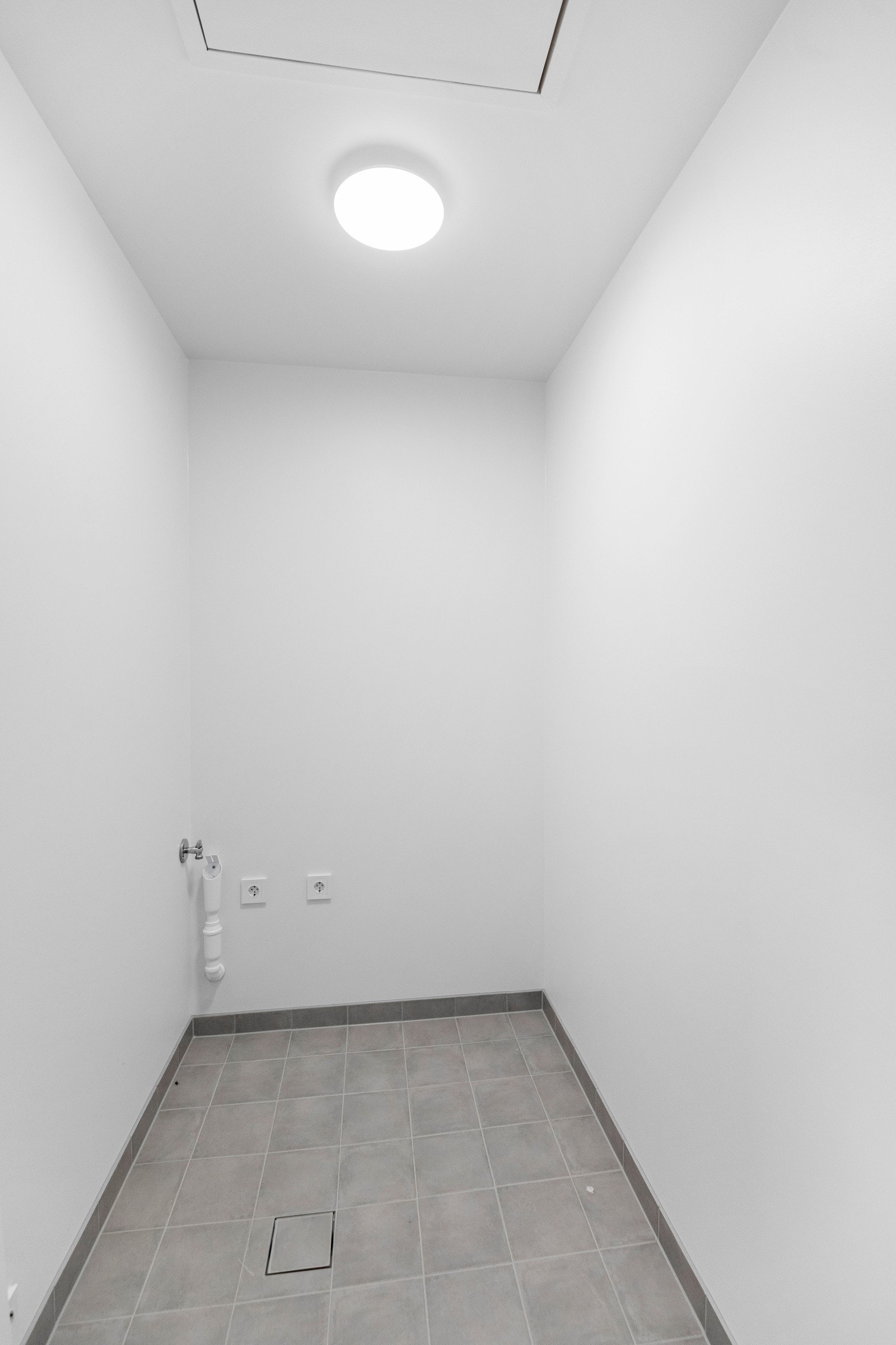 Teknisk rom med opplegg for vaskemaskin og tørketommel Galleribilde