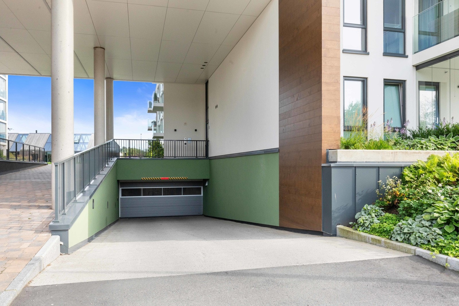 Nedkjøring til lukket parkeringskjeller Galleribilde