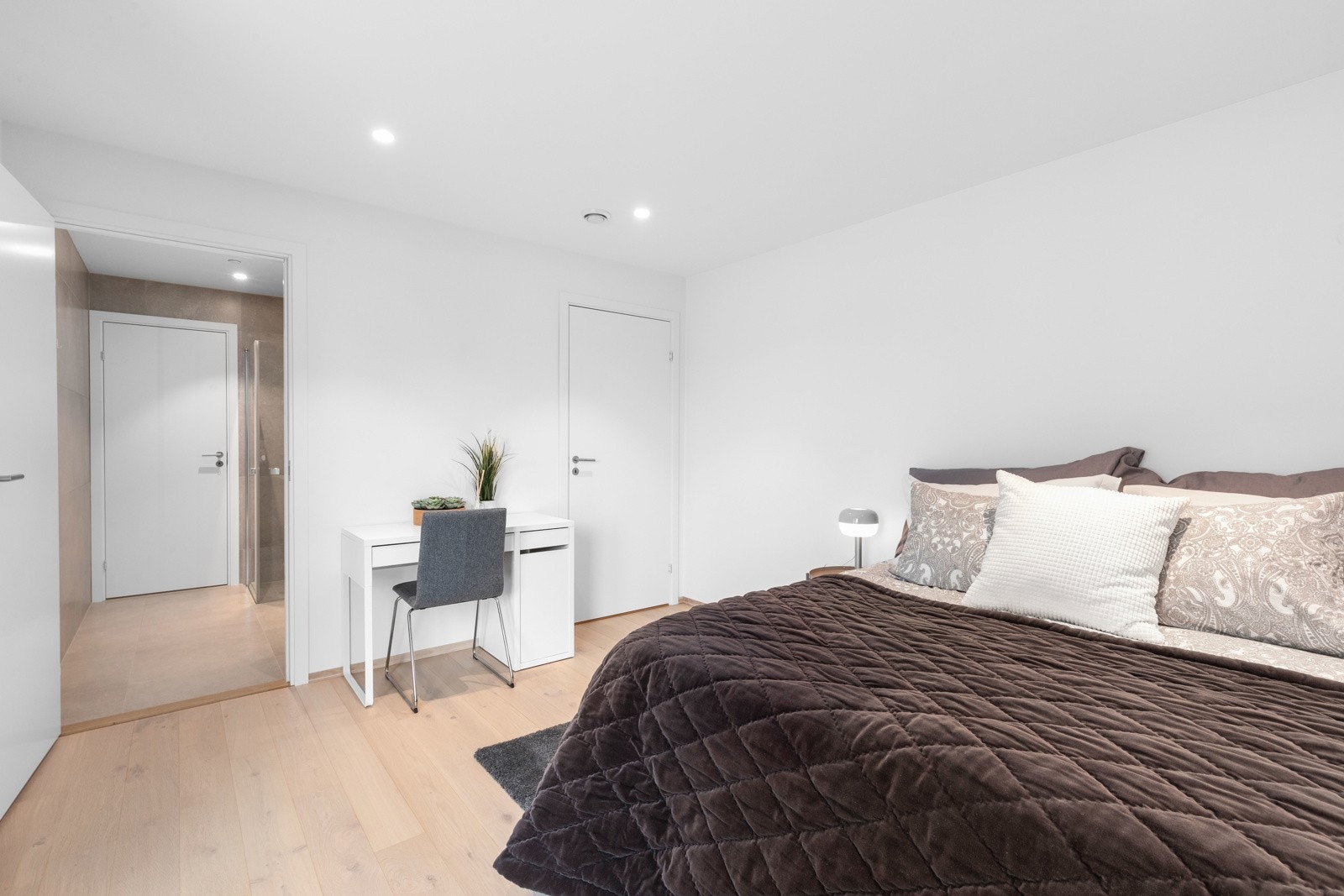 Fra soverommet er det inngang til både bad og teknisk rom/bod Galleribilde