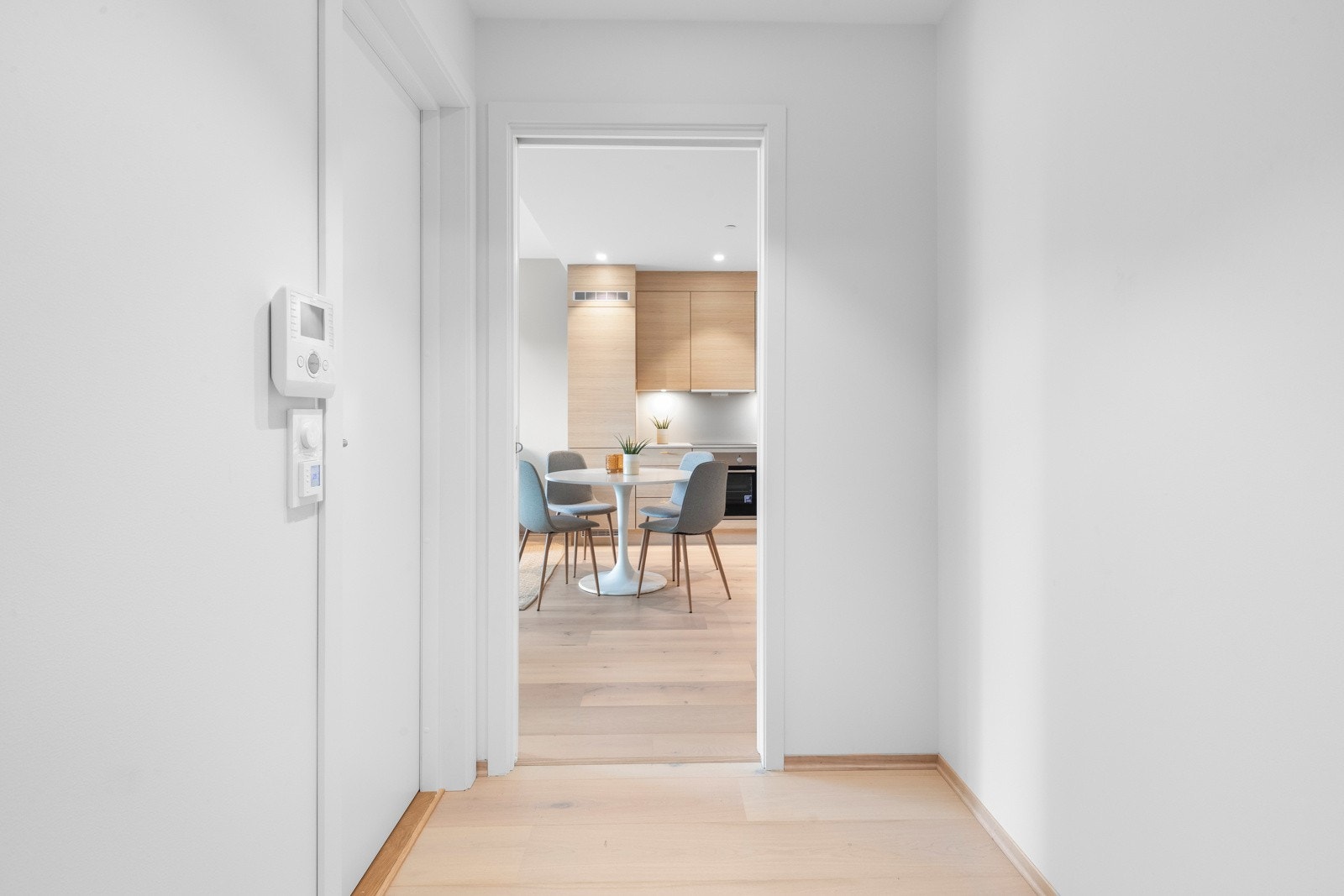 Lys entrè med oppbevaringsmuligheter Galleribilde