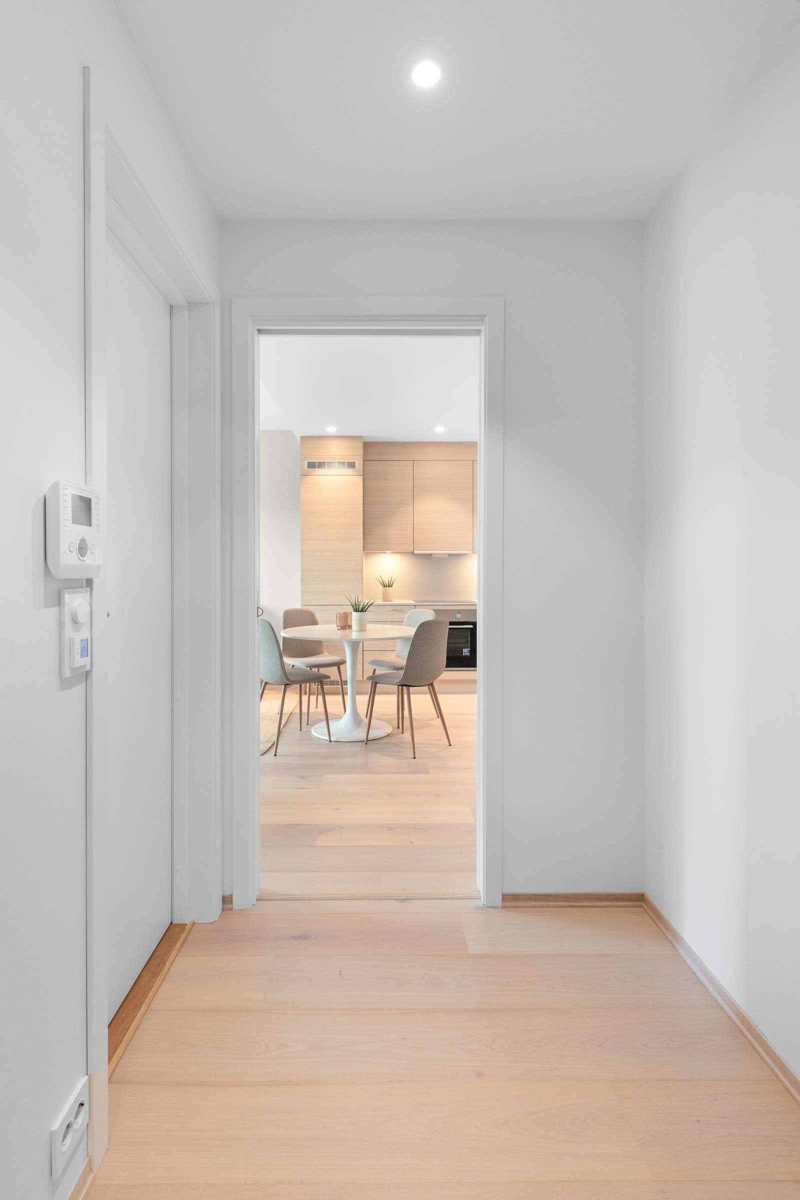 Lys entrè med oppbevaringsmuligheter Galleribilde