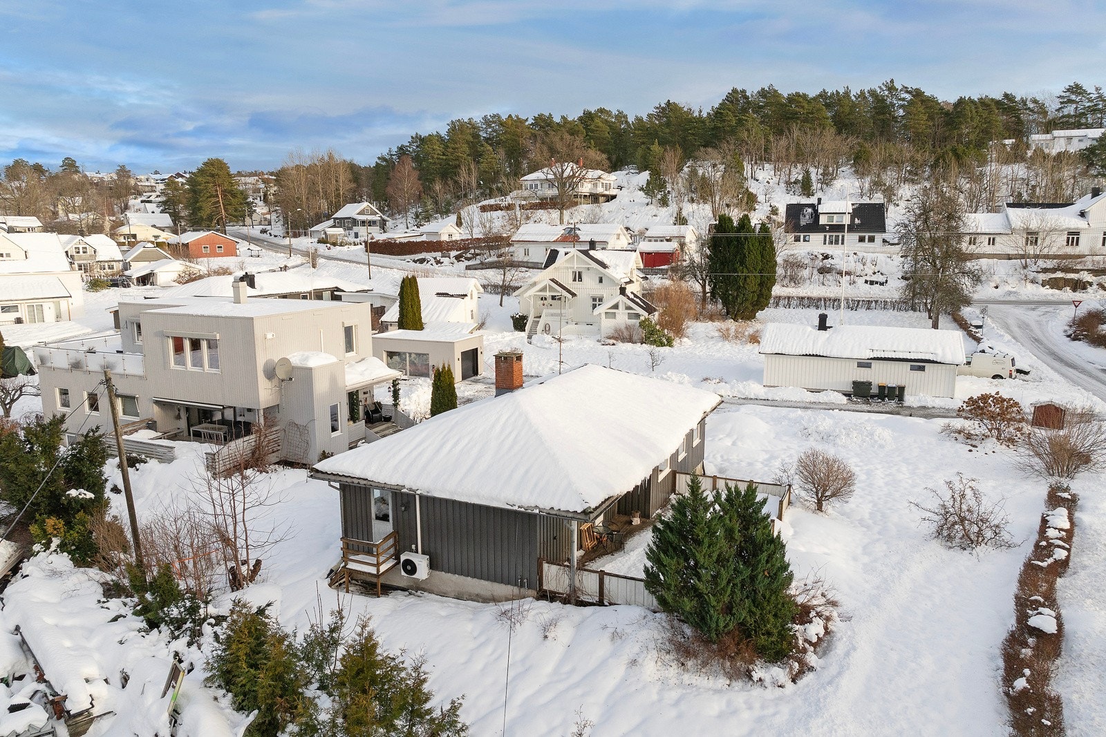 Ligger rolig til med kort vei til bussholdeplass, skole og flotte naturområder og badeplass Galleribilde