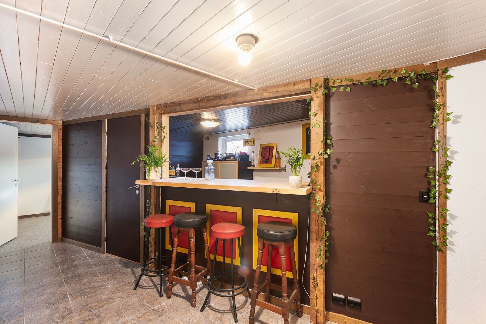 Nede i kjelleren er det masse lagringsplass i flere boder Galleribilde