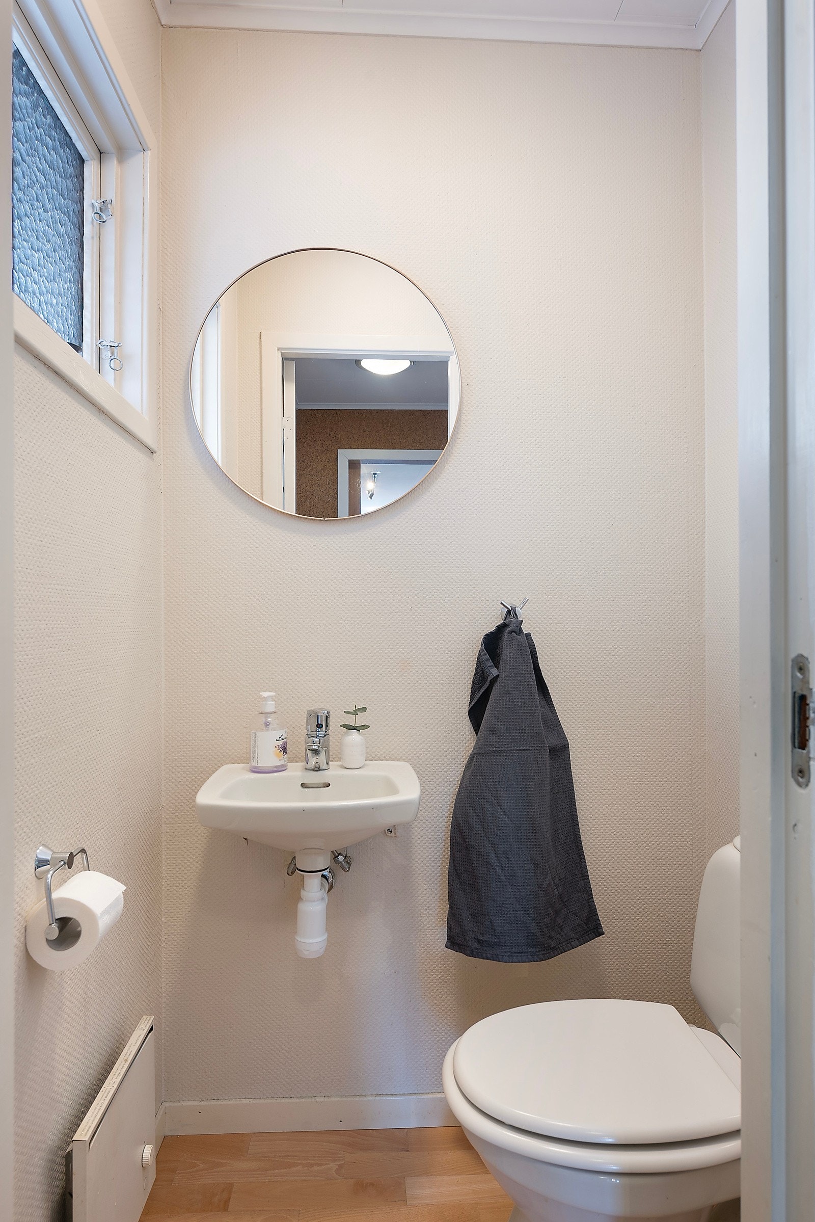 Eget gjeste toalett ute i gangen. Galleribilde