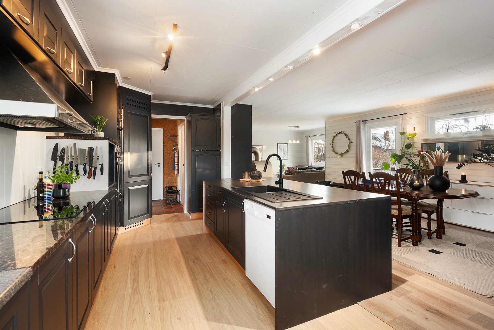 Stort og fint kjøkken i en åpen løsning Galleribilde