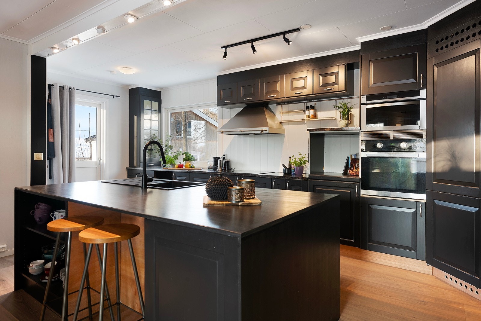 Det er oppvaskmaskin, induksjonstopp, damp ovn, stekeovn og kjølehjørne. Galleribilde