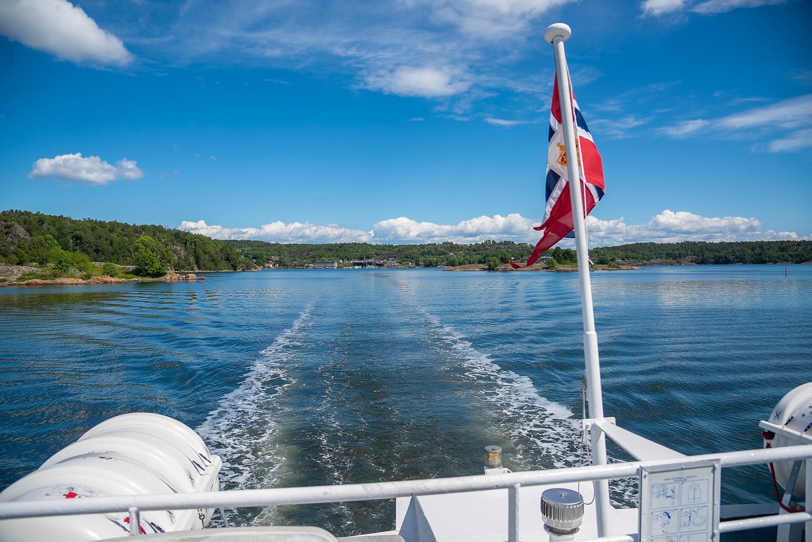 Nede ved Tenvik ferjeleie går det ferje over til Veierland som tar ca 10 min, fin tur ut til et fint sommerparadis Galleribilde