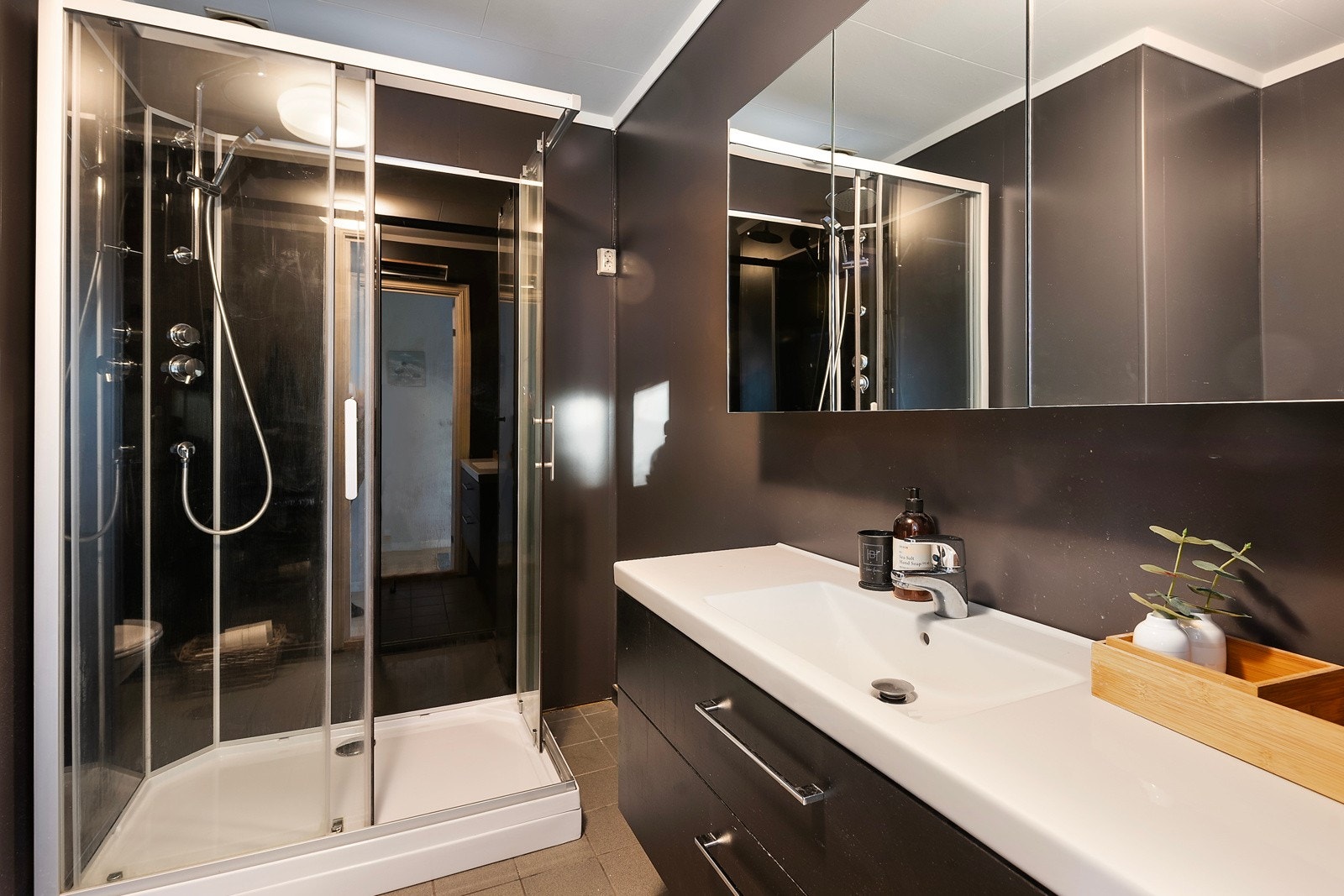 Flott bad i første etasje. Nytt dusjkabinett i 2023 og Nytt servantskap i i 2021. Galleribilde