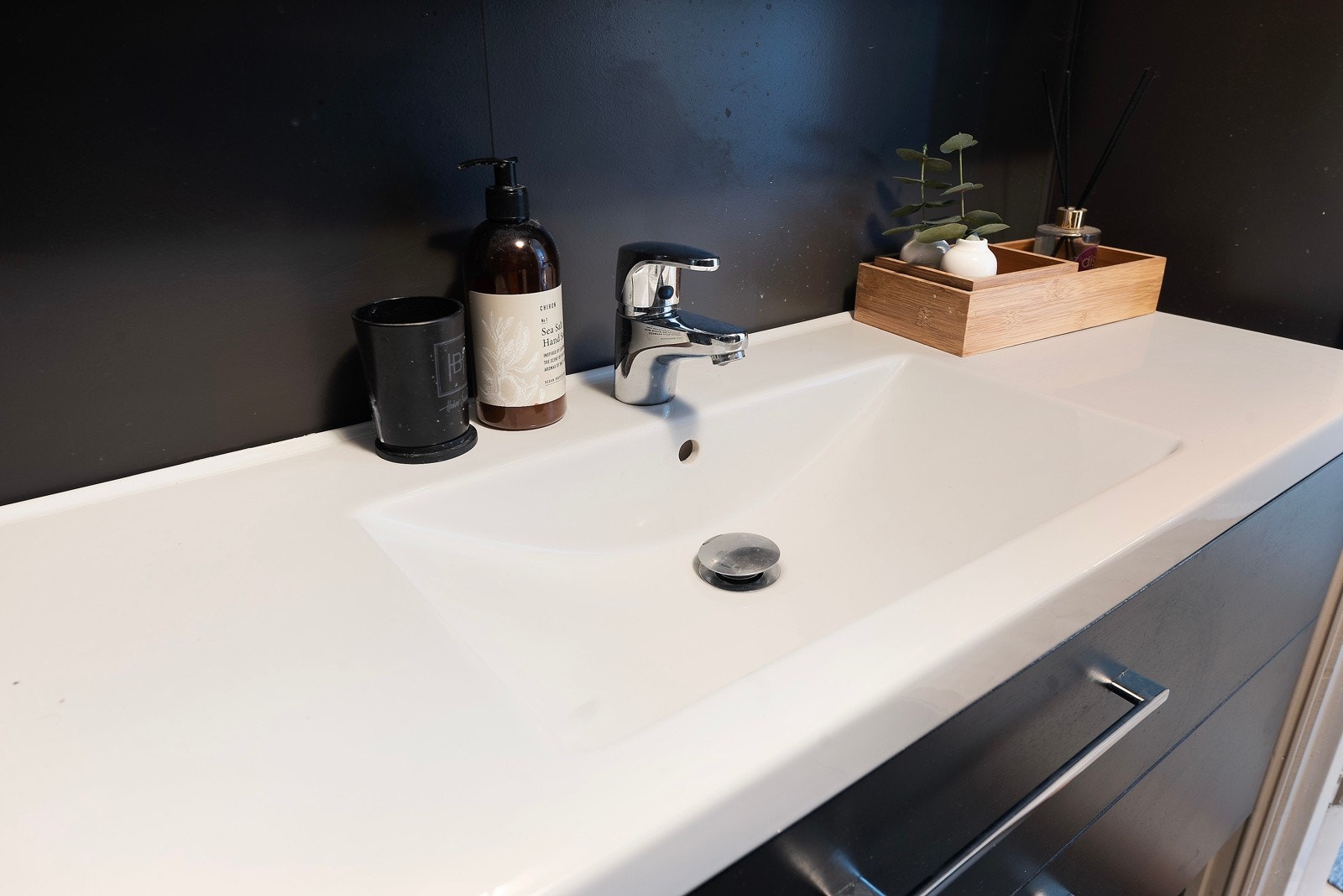 innredning med servantskap, dusjkabinett og toalett Galleribilde