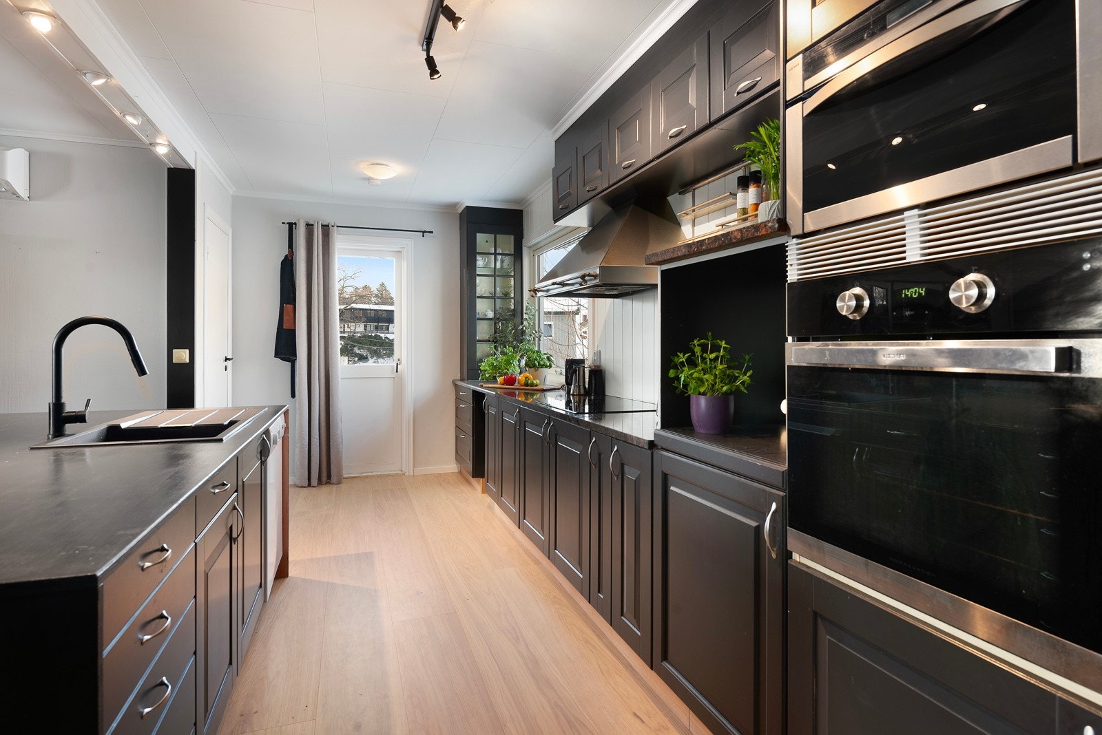 Flott kjøkken-øy som er praktisk plassert sentralt i rommet Galleribilde