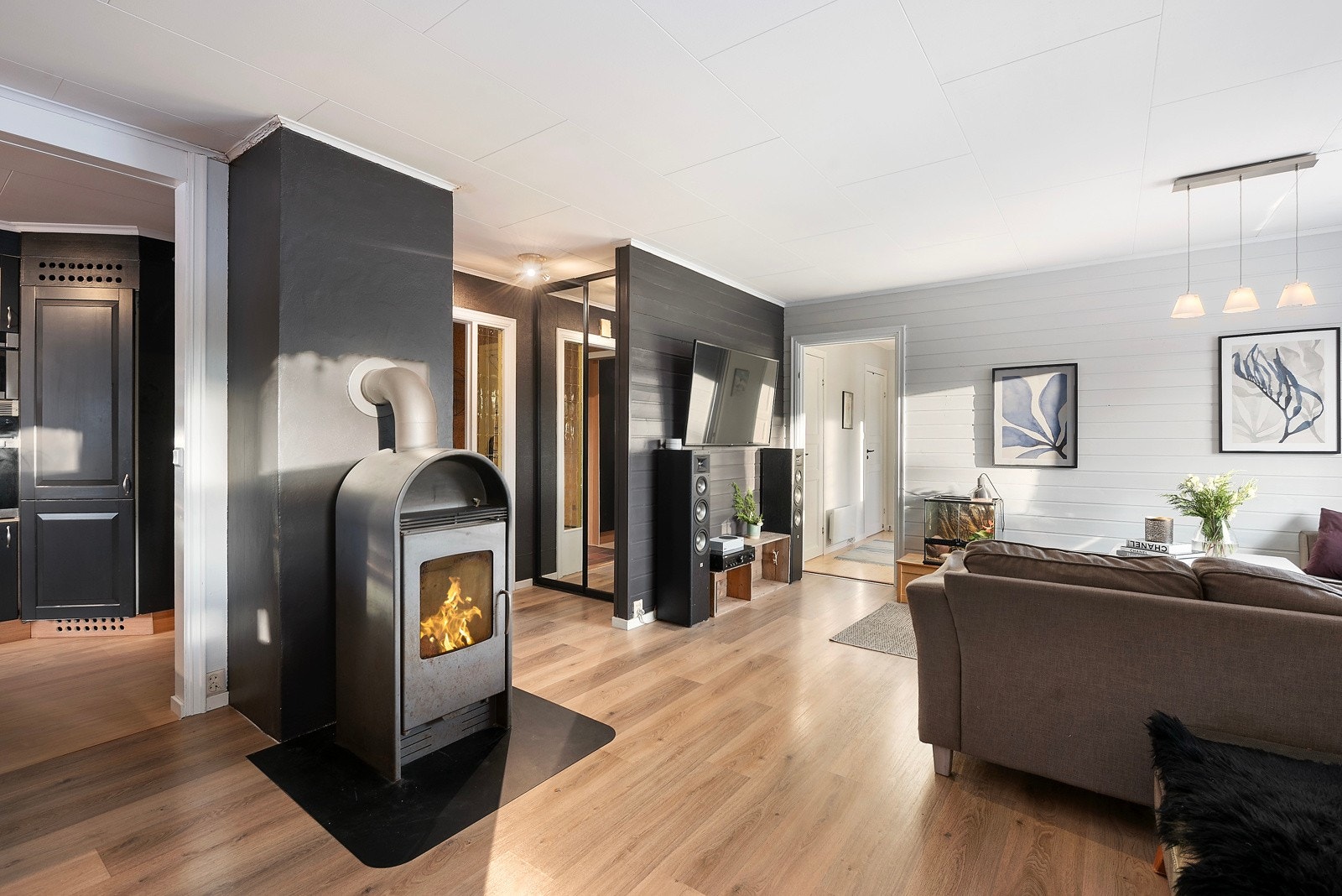 I stue står det også en vedovn samt at det er satt inn en varmepumpe i 2022 Galleribilde