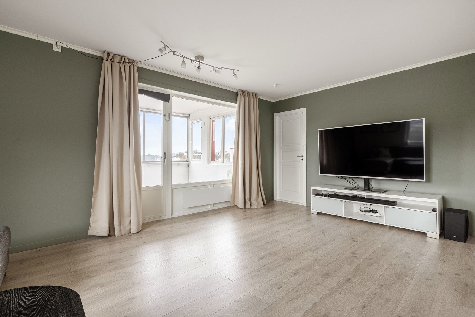 Fra stuen er det utgang til innglasset balkong. Galleribilde