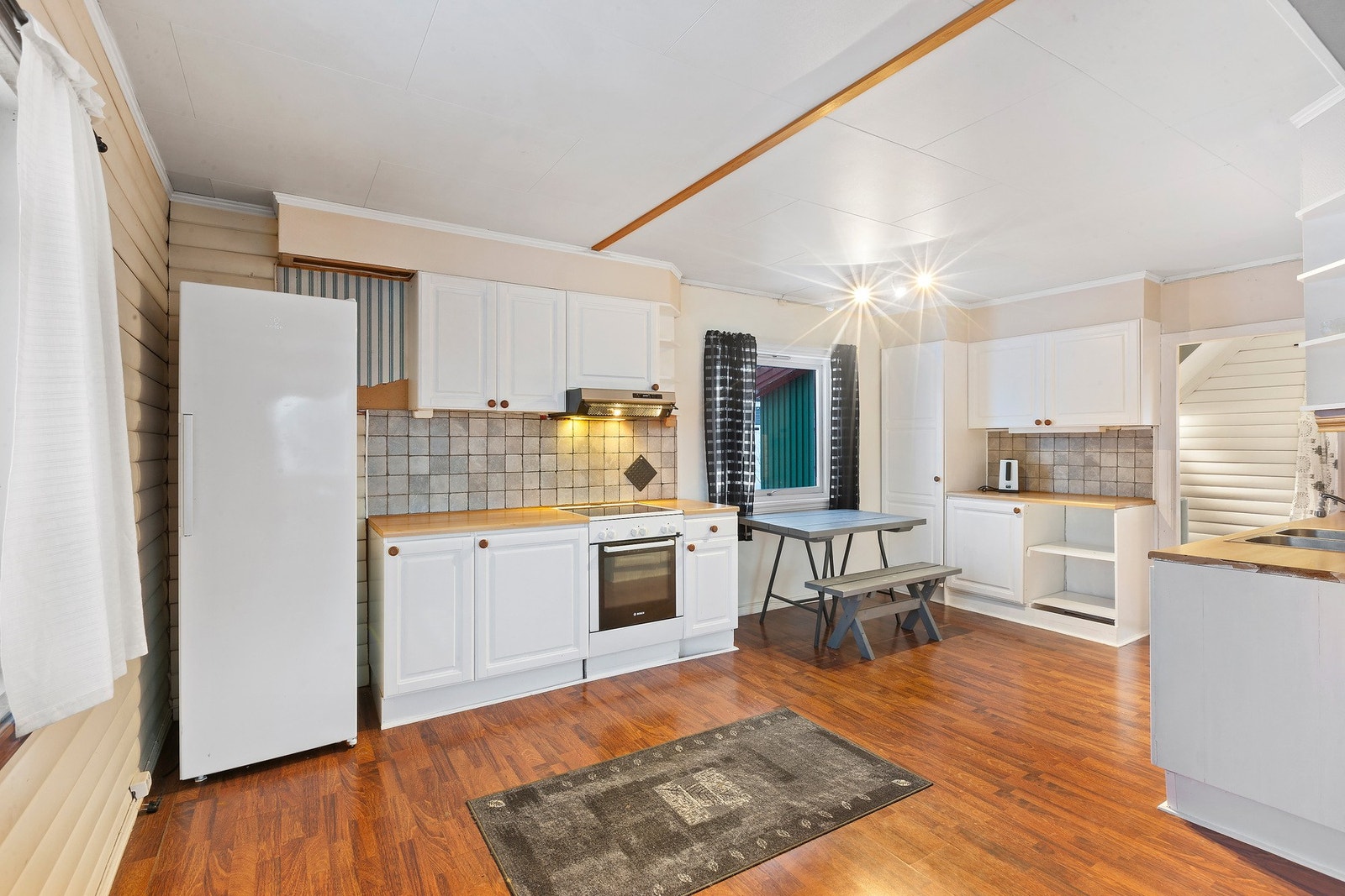 Kjøkkenet ligger adskilt fra stuen. Galleribilde