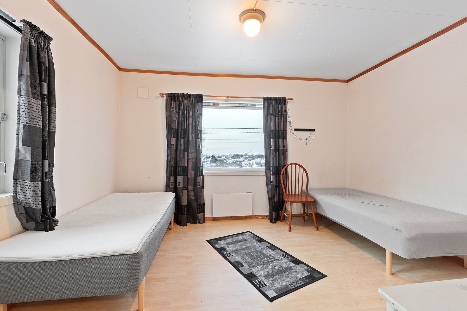 I 1. etg. er det 2 store soverom og bad. Galleribilde