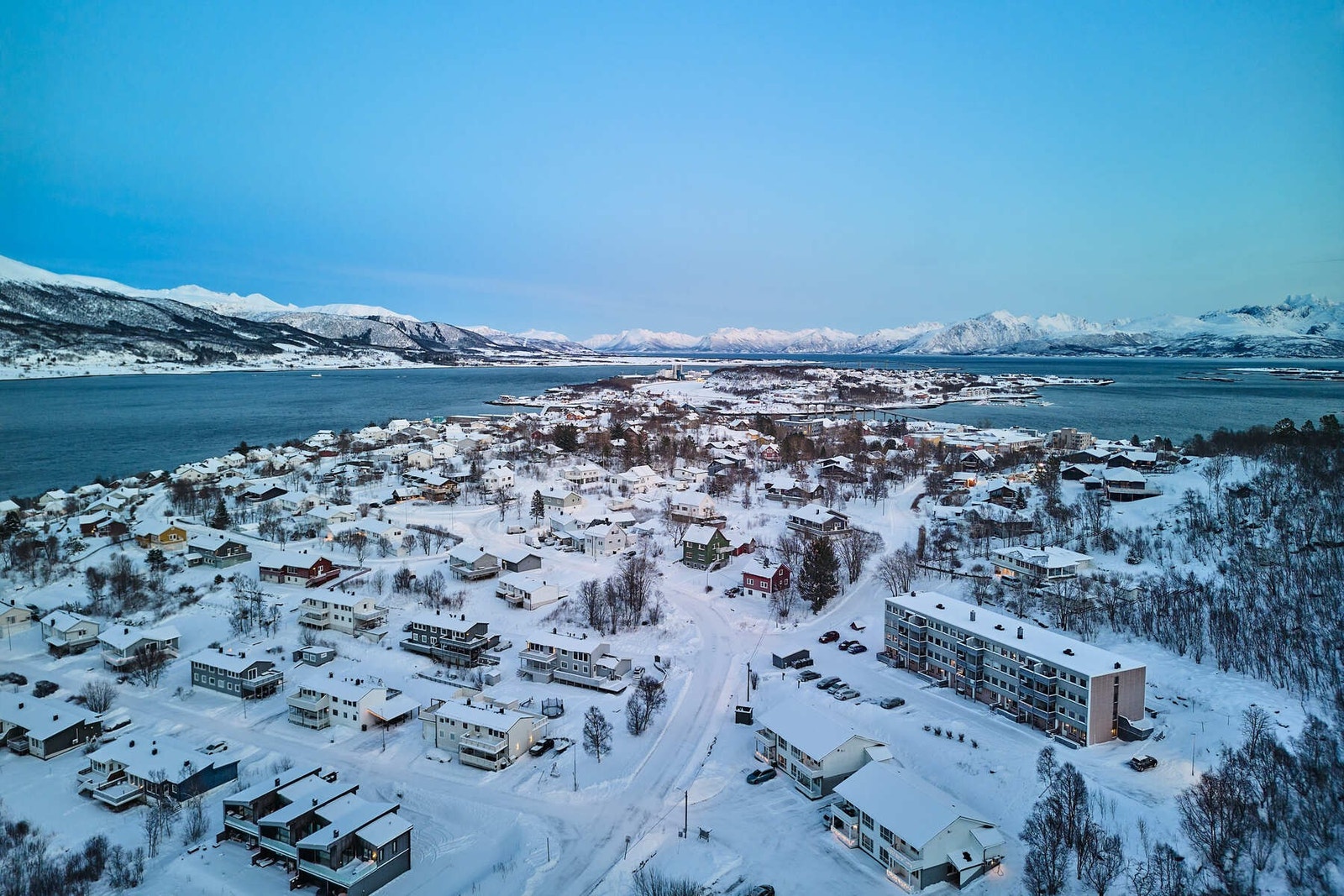 Eiendommen ligger sentralt til på Skaret med fin utsikt og gode solforhold. Galleribilde