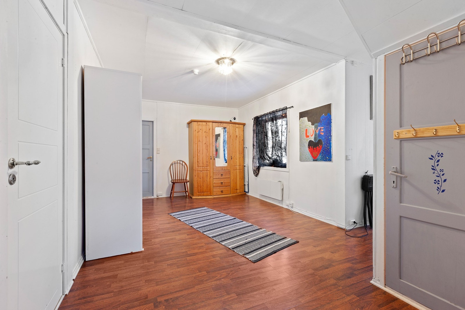 Romslig hall. Galleribilde