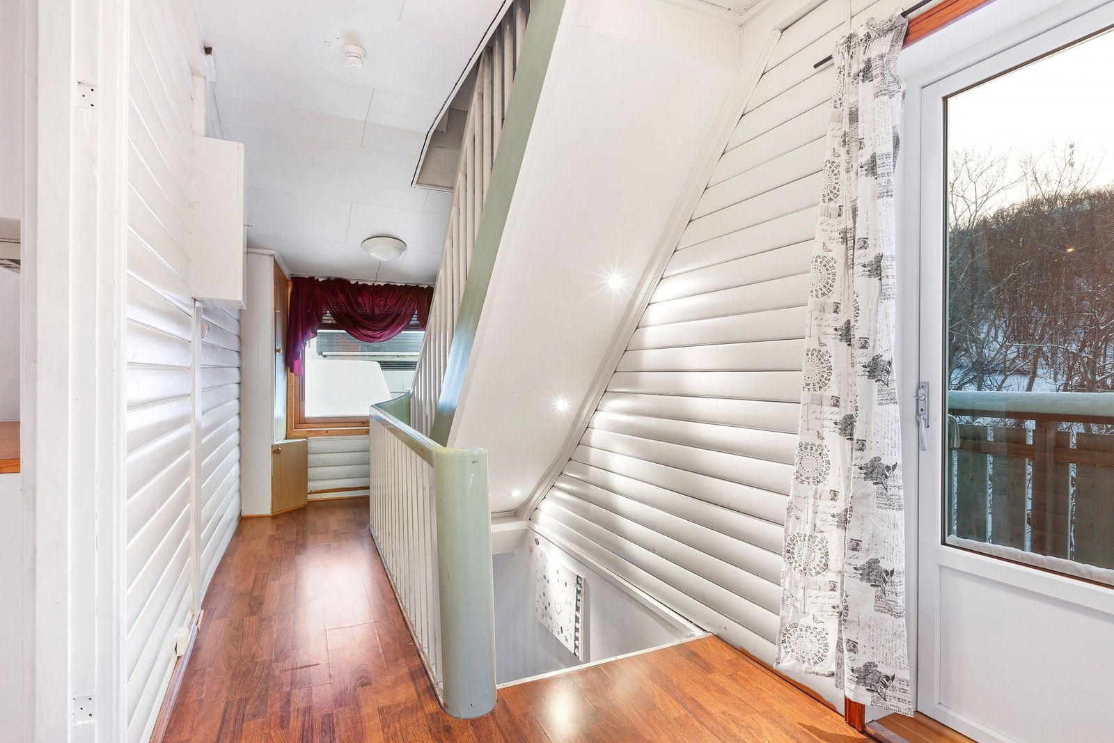 Gang i 2.etg. med utgang til balkong. Galleribilde