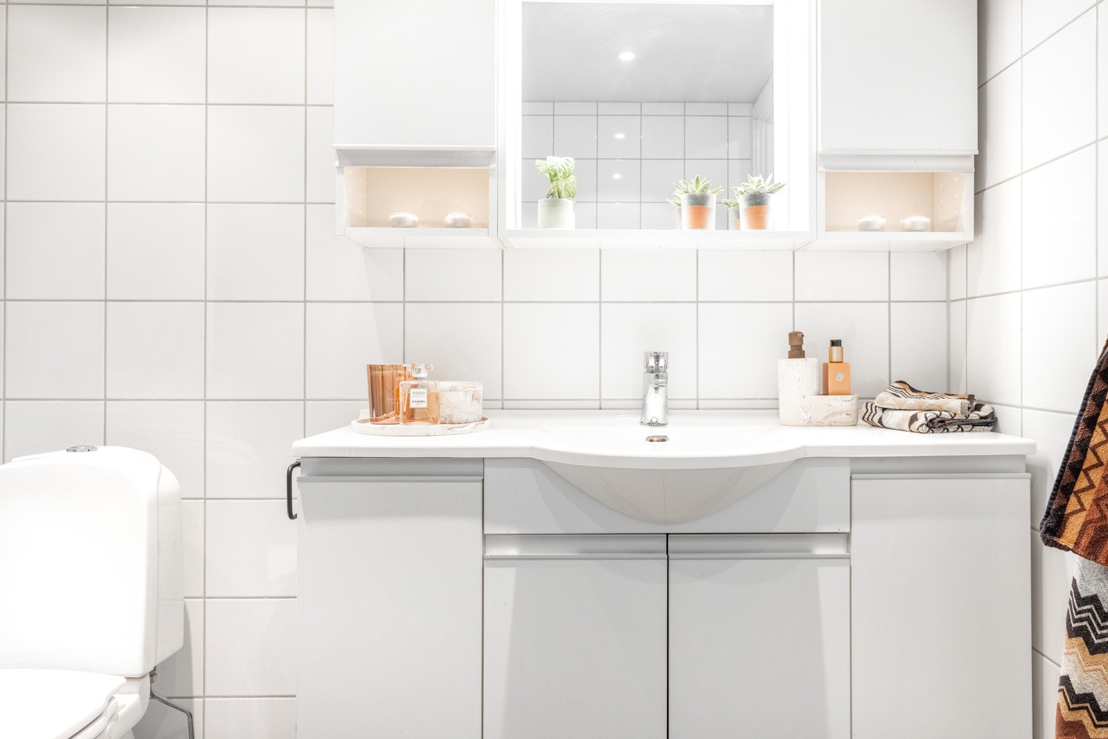 Et romslig bad på 5,7 kvm med dusj m/glassvegger, baderomsinnredning, opplegg for vaskemaskin og varmtvannstank. Galleribilde