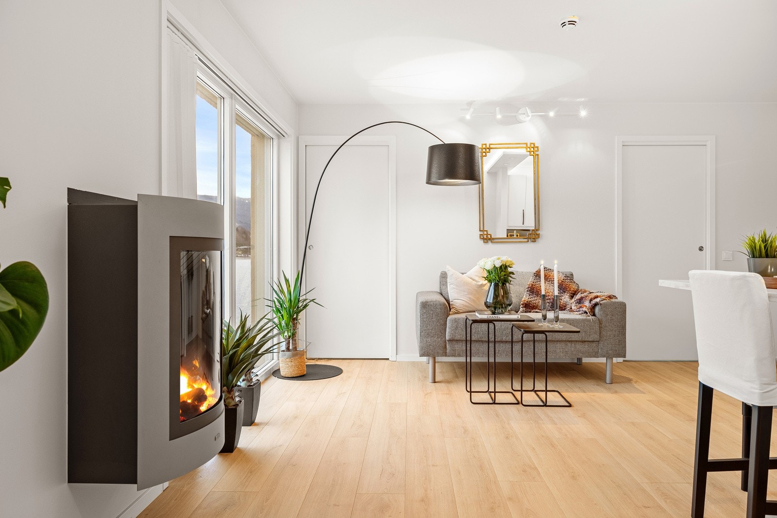 Her møtes du av en nydelig sjøutsikt og et flott lysinnslipp! Rommets størrelse gjør det enkelt å møblere inn i sofa- og spisesone. Galleribilde