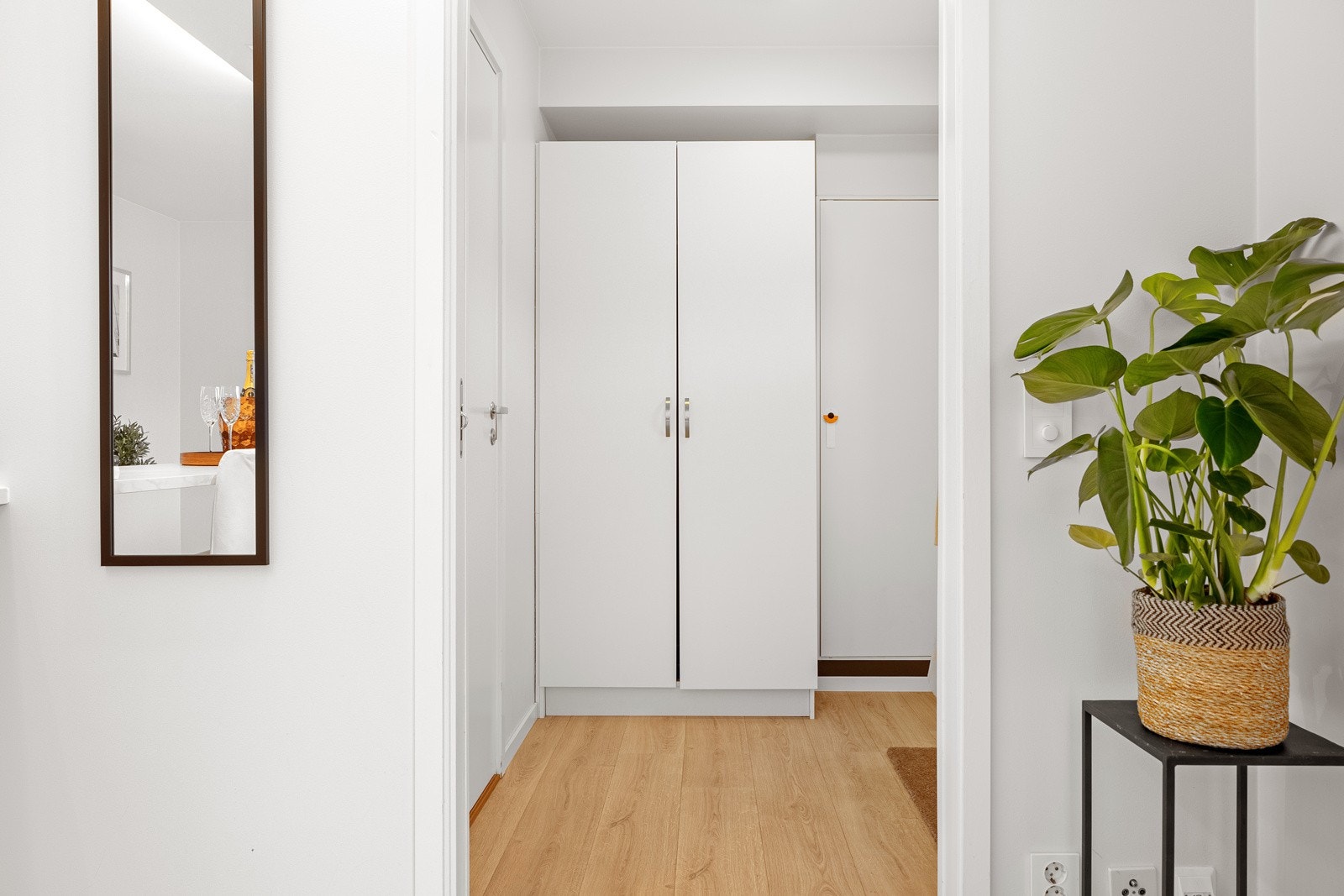 På gulvet finner du en flott 1-stavs laminat som er gjennomgående for leiligheten, foruten bad. Galleribilde