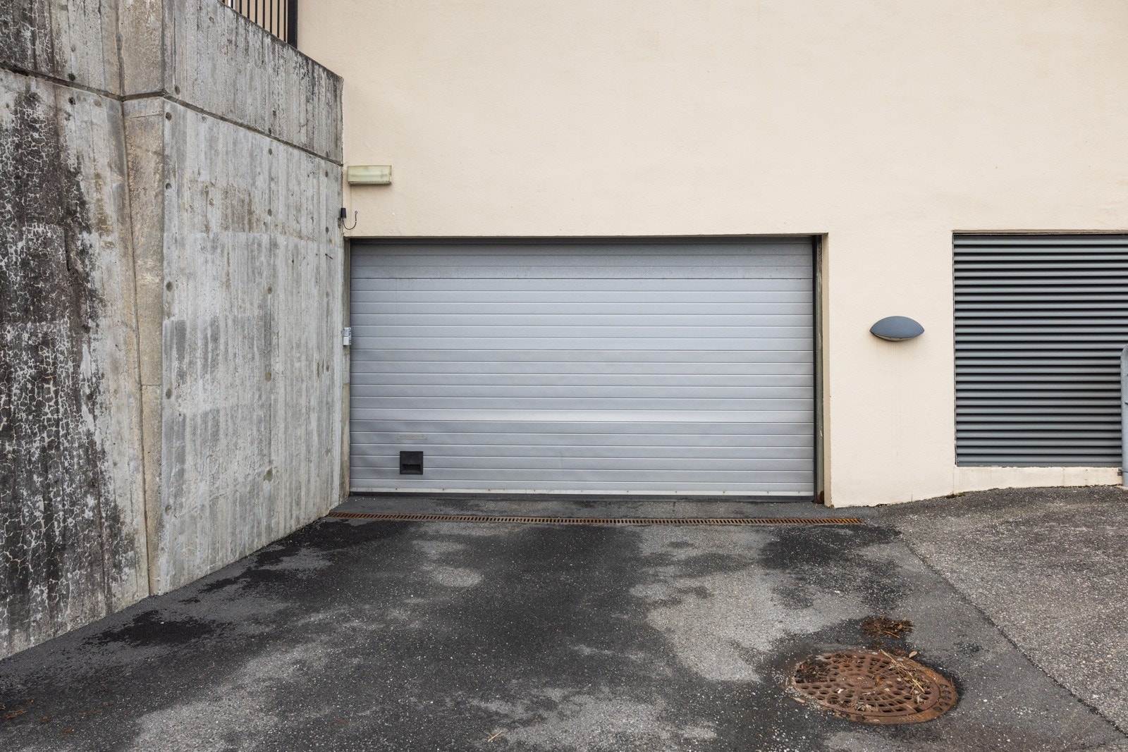 Det medfølger parkering i felles lukket garasjeanlegg med elbillader. Galleribilde