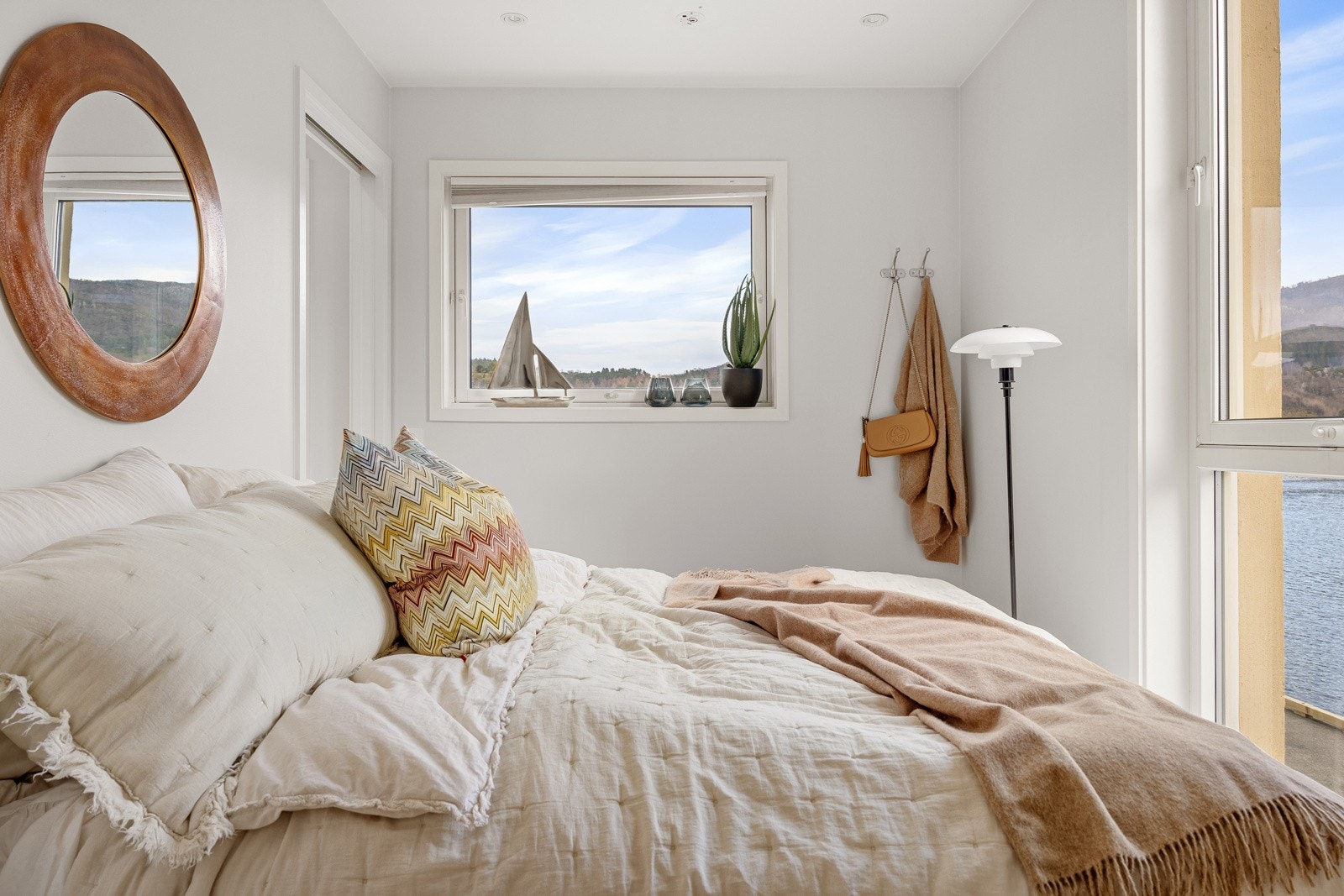 Soverommet størrelse på ca. 11 kvm gjør at det kan innredes med dobbeltseng, samt en stor garderobeløsning for oppbevaring. Galleribilde