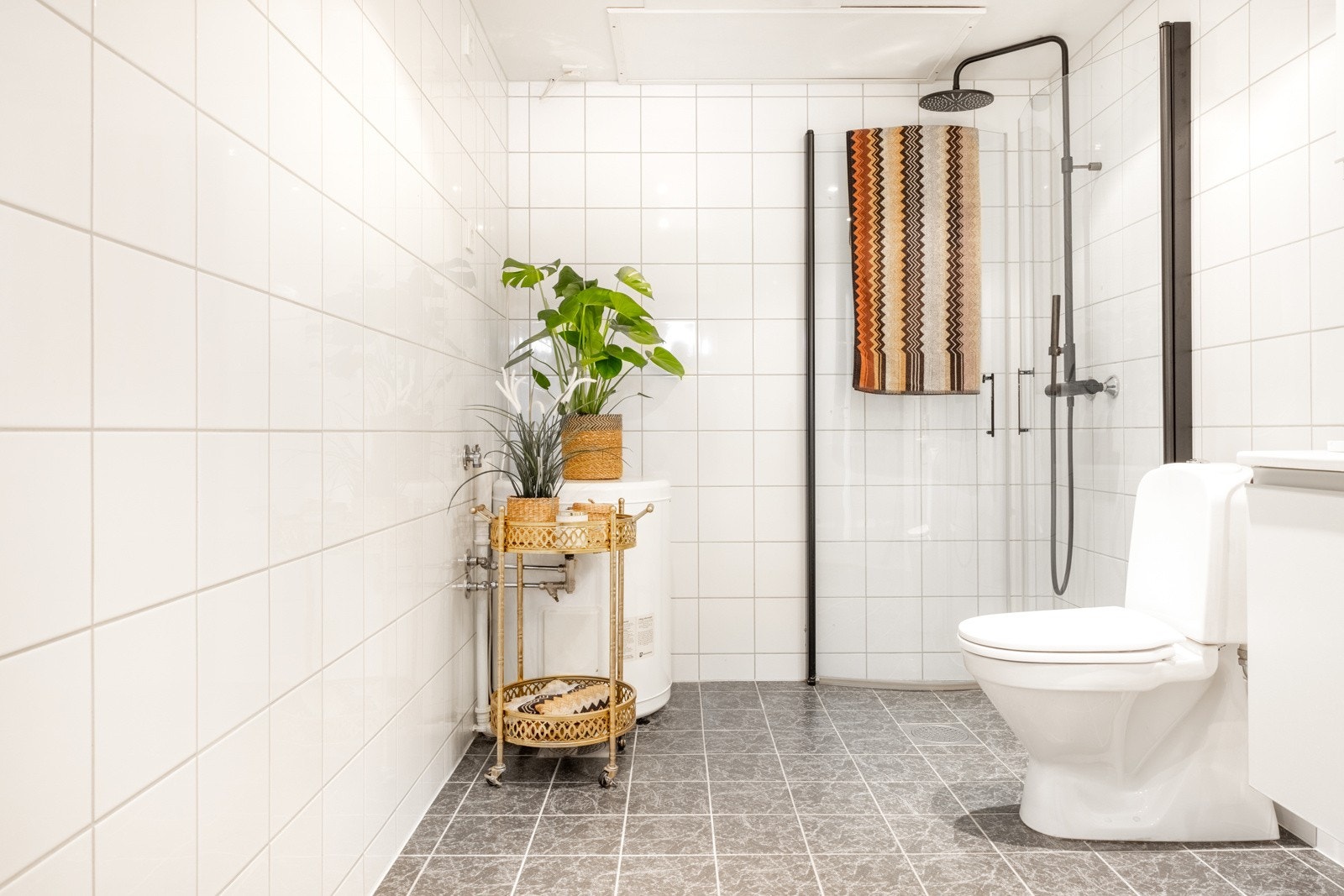 Badet er helfliset og har en innredning med heldekkende servant, speil og belysning Galleribilde