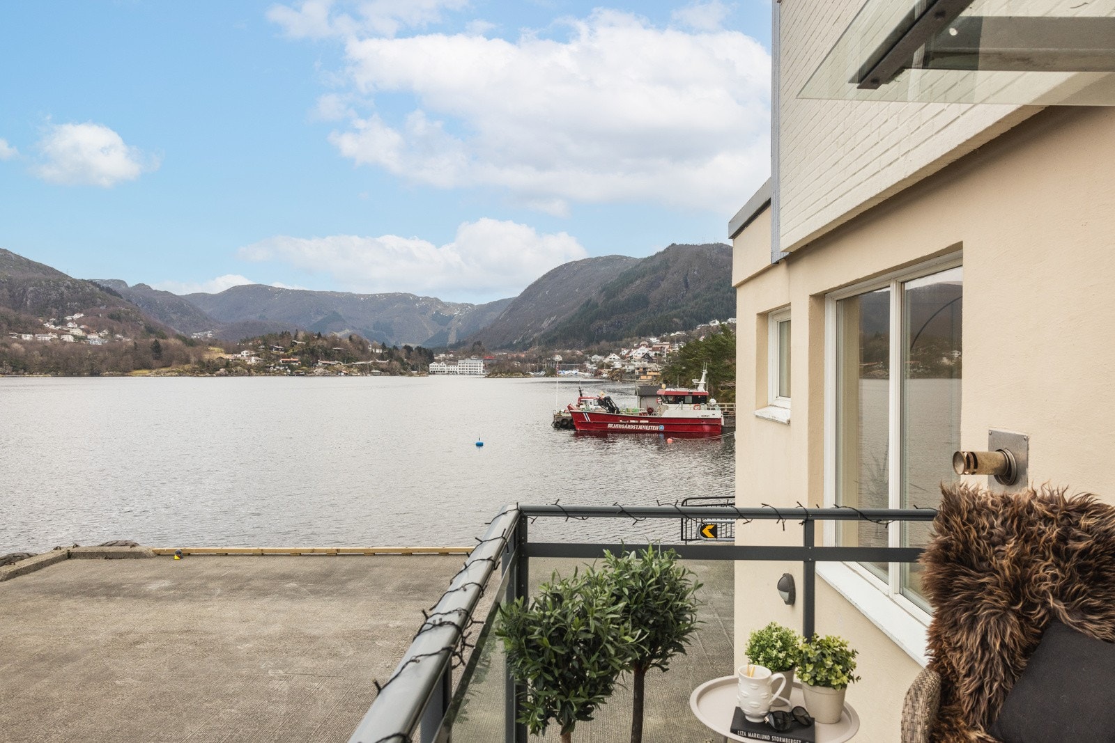 Leilighetens inngangsparti består av en fellesbalkong som kommer godt med på solrike dager! Galleribilde