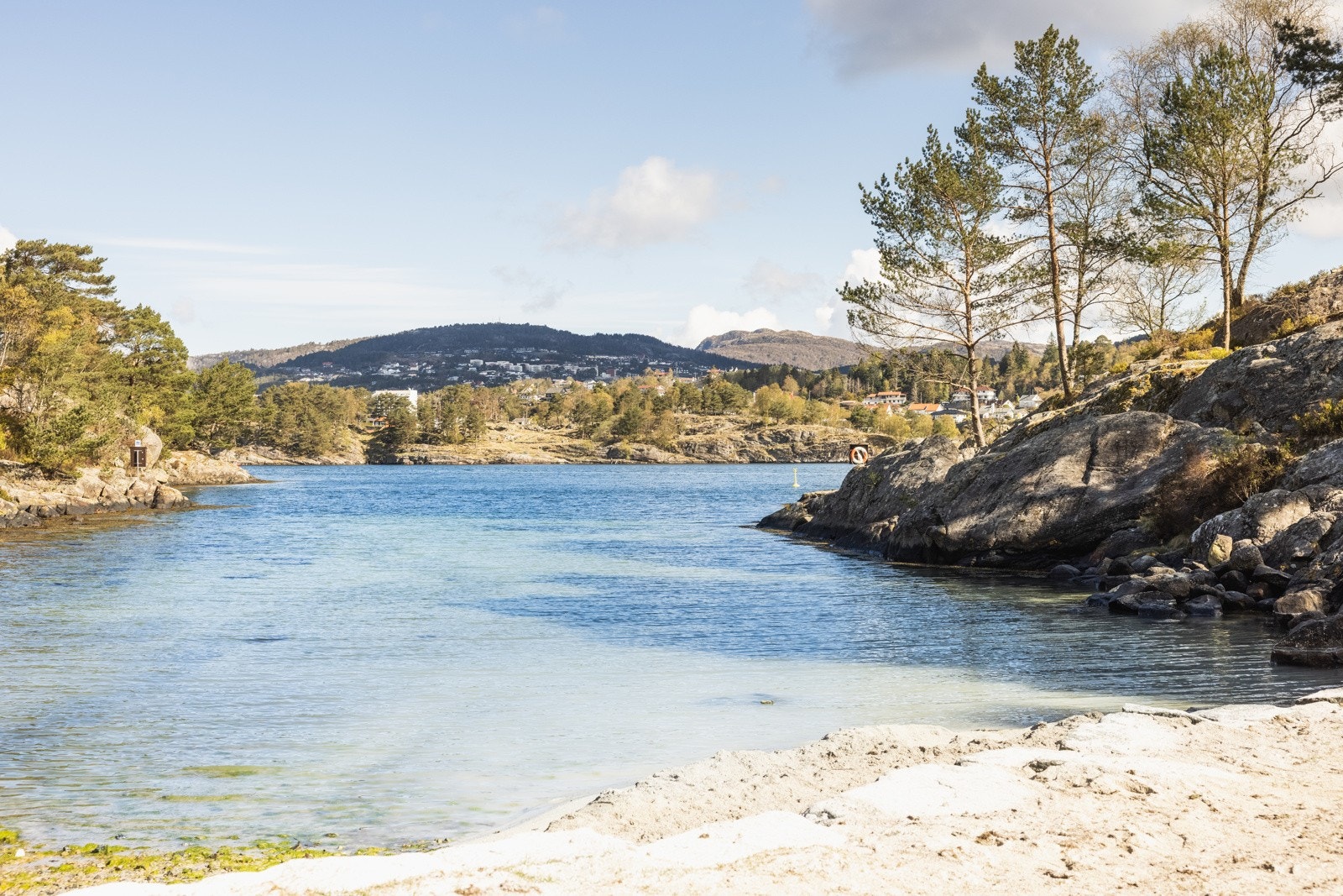 Stranden like ved er en populær plass på varme sommerdager! Galleribilde