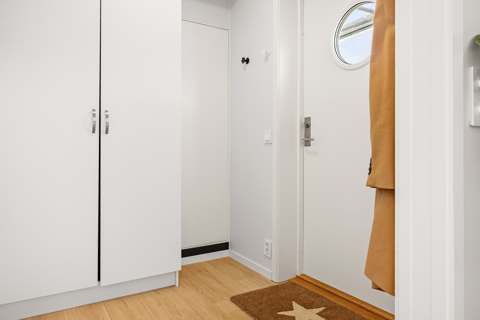 Velkommen inn! Leiligheten ligger fint til i byggets andre etasje, og har en romslig entré på 3,4 kvm med garderobe og plass til jakker og sko. Galleribilde