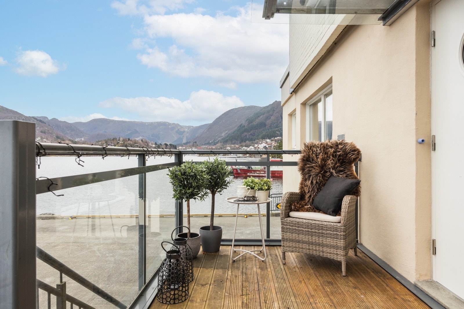 Idyllisk 2-roms leilighet i sjøkanten med skjermet balkong! Galleribilde