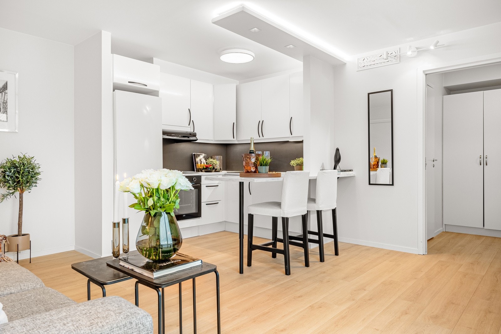 Det er nylig malt og byttet benkeplate, kjøleskap, oppvaskmaskin, platetopp, stekeovn, vask og blandebatteri. Galleribilde