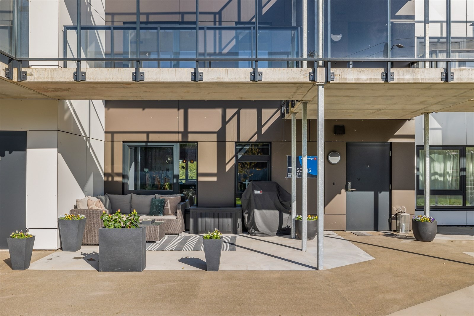 Her er det god plass til loungermøblement og grill. Galleribilde