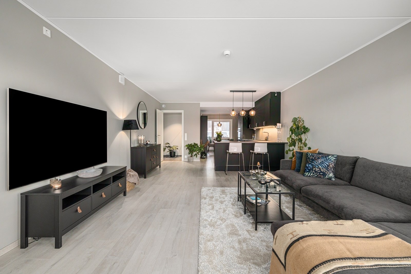 Et av husets imponerende "signaturer" er den flotte stuedelen med åpen løsning mot kjøkken omkranset av massevis av vinduer. Galleribilde