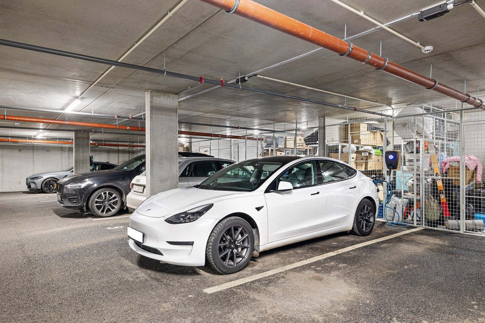 Bilen din plasserer du trygt og godt på egen garasjeplass i byggets p-hus. Galleribilde