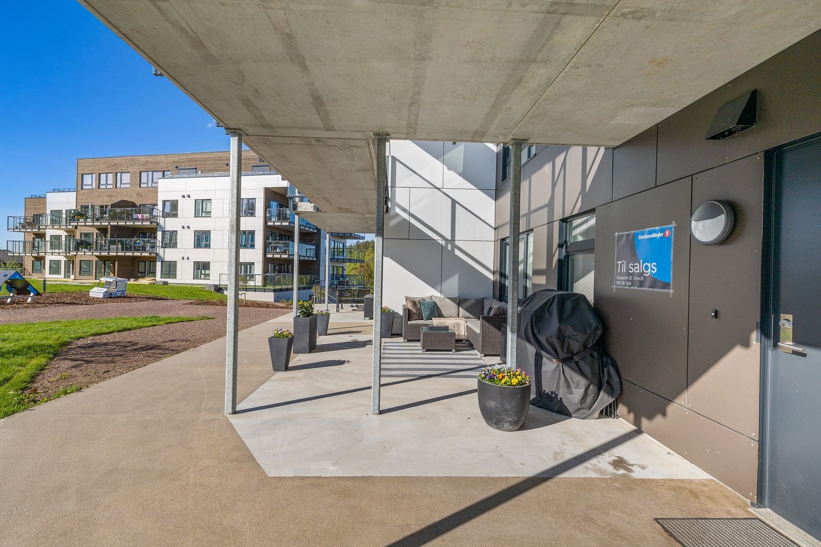 Hyggelig uteplass ved inngangspartiet. Galleribilde