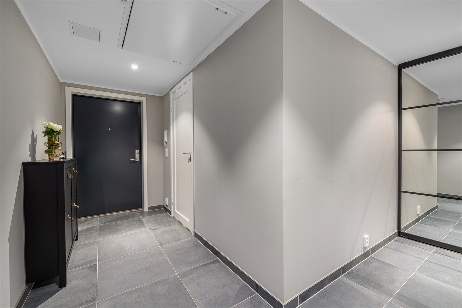 Delikat entrè med skyvedørsgarderobe. Galleribilde